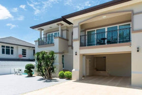 Central Park Hillside Village Newly Renovated Luxury Pool Villa thumbnail 13