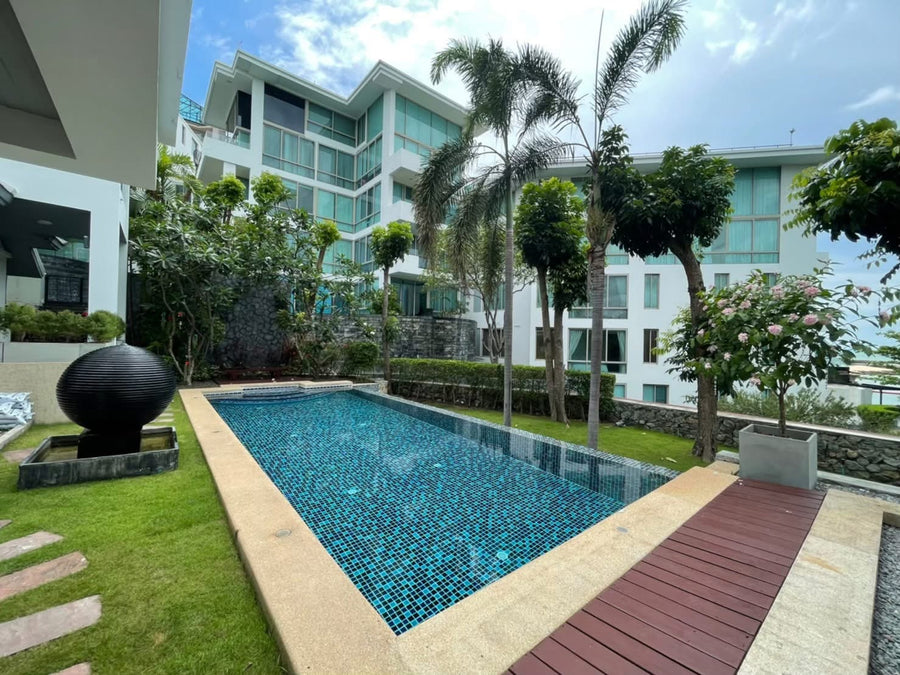 Private Beachfront Pool Villa House in Pattaya